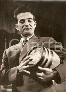 Fotografia d epoca originale 1957 LASCIA O RADDOPPIA Francesco CIPOLLA imbraccia una botticella Foto 13x18 cm 1