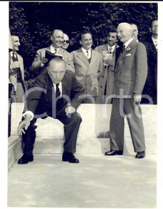 Fotografia d epoca originale 1959 CADENABBIA Partita a bocce tra Antonio SEGNI e Konrad ADENAUER  Foto 13x18 1