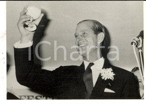 Fotografia d epoca originale 1965 LONDON Principe Filippo di Edimburgo brinda alla Festa del Latte Foto 1