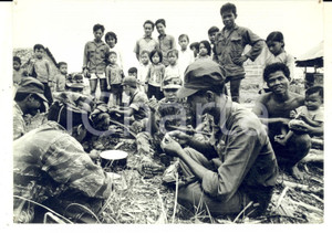 Fotografia d epoca originale 1965 GUERRA DEL VIETNAM Rancio dei soldati vietnamiti prima di un rastrellamento 1