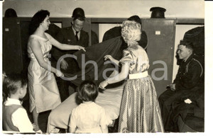 Fotografia d epoca originale 1958 PARIS Casernes ouvertes au public  Le lit en portefeuille Photo 18x13 1