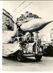 Fotografia d epoca originale 1963 LUCERNA Carro di CARNEVALE con Nikita Kruscev e Fidel Castro Foto 13x18 1