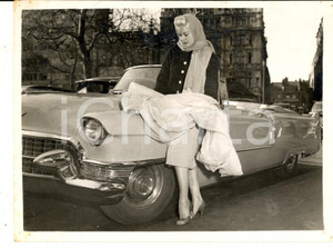 Fotografia d epoca originale 1959 LONDON Diana DORS crosses dress lenght to match her Cadillac Photo 20x15 1