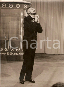 Fotografia d epoca originale 1956 LASCIA O RADDOPPIA Concorrente Gianluigi MARIANINI in preghiera Foto 13x18 1