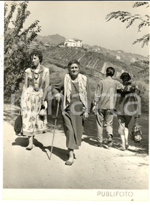 Fotografia d epoca originale 1953 Santuario MADONNA DELLA GUARDIA GE Pellegrine in arrivo scalze Foto 1