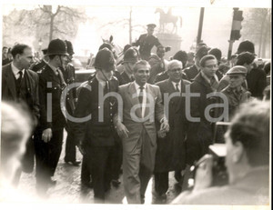 Fotografia d epoca originale 1960 LONDON Cheddi JAGAN accompanied by policemen after protest Photo 20x15 cm 1
