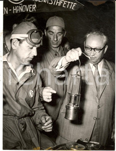 Fotografia d epoca originale 1953 MUNICH Erich OLLENHAUER handing over a miner s safety lamp Photo 14x18 1