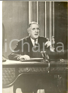 Fotografia d epoca originale 1960 PARIS GÃ©nÃ©ral DE GAULLE enregistre un discours radiotÃ©lÃ©visÃ© Photo 1