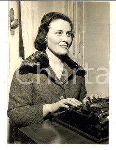 Fotografia d epoca originale 1959 TORINO Roberta MIGLIARDI ottiene patente di interprete parlamentare  Foto 1