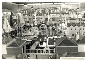 Fotografia d epoca originale 1972 LONDON International Boat Show  The harbour of COWES recreated Photo 1