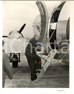 Fotografia d epoca originale 1953 TORINO CASELLE Amedeo PEYRON sale sul Super Convoir TORINOROMA Foto 1