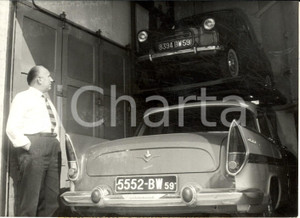 Fotografia d epoca originale 1959 VALENCIENNES F Henri DUCROCQ et son montecharge pour son petit garage 1
