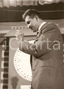 Fotografia d epoca originale 1956 LASCIA O RADDOPPIA Il vigile Filippo SARTIRANA Concorrente Foto 13x18 cm 1