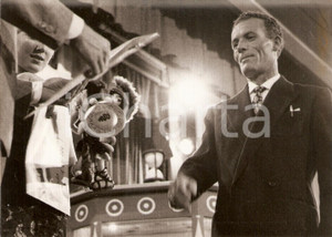 Fotografia d epoca originale 1956 LASCIA O RADDOPPIA Egidio CRISTINI dona pupazzi a Mike BONGIORNO Foto 18x13 1