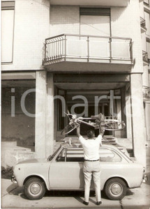 Fotografia d epoca originale 1964 MILANO Partenza per le vacanze con bicicletta su tetto dell auto Foto 13x18 1