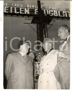 Fotografia d epoca originale 1953 BERLINO OVEST Postdamer Platz  Sindaco Ernst REUTER durante la rivolta 1