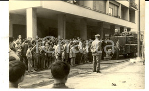 Fotografia d epoca originale 1960 ca GENOVA Folla osserva i VIGILI DEL FUOCO al lavoro Foto 18x13 cm 1