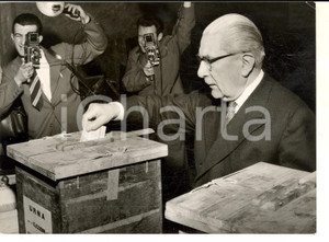 Fotografia d epoca originale 1958 MILANO Elezioni politiche  Sindaco Virgilio FERRARI ale urne Foto 1