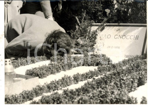 Fotografia d epoca originale 1956 MILANO Funerali don Carlo GNOCCHI  Omaggio alla tomba Foto 18x13 1