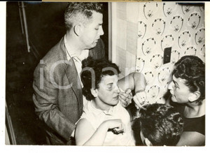 Fotografia d epoca originale 1959 PARIS Femme de Ciro BRATAVA s Ã©vanouit pour naissance enfants illÃ©gitimes 1