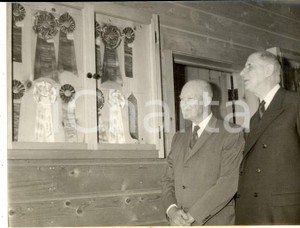 Fotografia d epoca originale 1960 GETTYSBURG Dwight EISENHOWER mostra medaglie a Charles DE GAULLE Foto 1