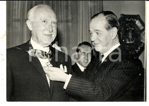 Fotografia d epoca originale 1965 LONDON Gastone GUIDOTTI premia il ginecologo Emanuel SCHLEYERSAUNDERS Foto 1