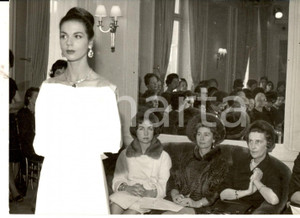 Fotografia d epoca originale 1962 PARIS Regina Frederika e Sofia di Grecia alla sfilata Jean DESSES Foto 1