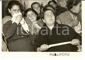 Fotografia d epoca originale 1953 Strage di VILLA LITERNO La disperazione dei parenti delle vittime Foto 1
