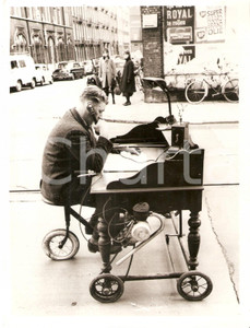 Fotografia d epoca originale 1961 AMSTERDAM Soap box derby Homemade vehicle made by oldfashioned desk Foto 1