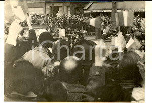 Fotografia d epoca originale 1960 PARIS Nikita KRUSCEV salutato dalla folla all Hotel de Ville Foto 18x13 1