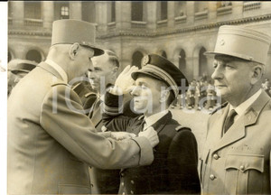 Fotografia d epoca originale 1960 PARIS GÃ©nÃ©ral DE GAULLE dÃ©core ingÃ©nieur ROBERT pour la bombe de Reggane 1