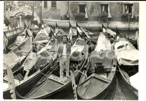 Fotografia d epoca originale 1963 VENEZIA Mostra del Cinema  Maurice RONET tra le gondole Foto 18x13 1