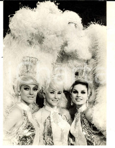 Fotografia d epoca originale 1968 PARIS Ballerine delle Folies BergÃ¨res posano con i copricapi di piume Foto 1