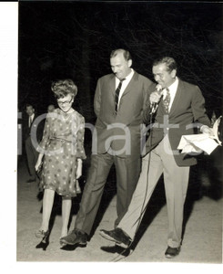 Fotografia d epoca originale 1968 VIGEVANO Enzo TORTORA al concorso per piedoni e cenerentole Foto 1