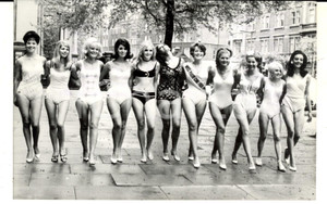 Fotografia d epoca originale 1967 LONDON Partecipanti e vincitrice del concorso PhotoCine Fair in strada 1