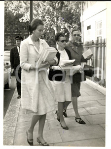 Fotografia d epoca originale 1964 LONDRA Maria Gabriella e Maria Beatrice di Savoia visitano il padre Umberto 1