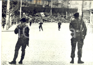 Fotografia d epoca originale 1960 ALGER Paras devant la barricade des insurgé en rue Charles PEGUY Photo 1