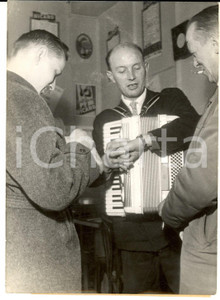 Fotografia d epoca originale 1959 ROUBAIX Roger VERWAERDE pendant un marathon d accordéon Photo 13x18 1