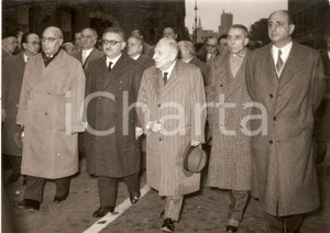 Fotografia d epoca originale 1957 ROMA Presidente Giovanni LEONE ai funerali di Concetto MARCHESI Foto 18x13 1