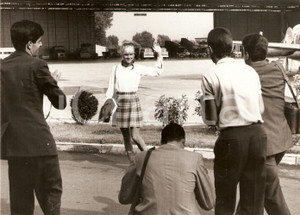Fotografia d epoca originale 1967 MILANO Sylvie VARTAN ammalia fotografi con un audace minigonna Foto 17x12 1