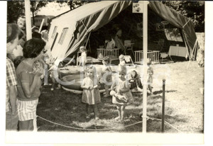 Fotografia d epoca originale 1960 TROUVILLE PremiÃ¨re garderie de bÃ©bÃ©s pour campeurs Photo 18x13 cm 1