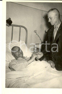 Fotografia d epoca originale 1954 CUMIANA TO  Don Domenico GAUDE dopo l assalto dei rapinatori Foto 13x18 1