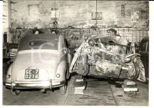 Fotografia d epoca originale 1959 GENOVA Fiat 600 distrutta da un incidente ad Arenzano Foto 18x13 cm 1