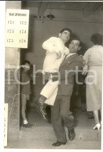 Fotografia d epoca originale 1959 CATANIA ELEZIONI REGIONALI Un disabile accompagnato al voto Foto 14x18 1