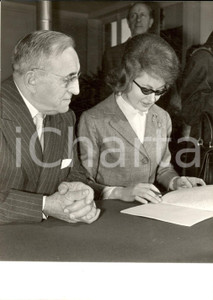 Fotografia d epoca originale 1962 SAINTMARTINLAGARENNE Charles VANEL se marie Ã  70 ans avec Arlette BIALLY 1