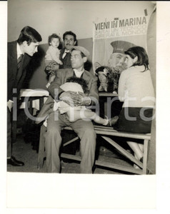 Fotografia d epoca originale 1968 MILANO Profughi siciliani arrivano in stazione dopo il TERREMOTO DEL BELICE 1