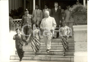 Fotografia d epoca originale 1960 GIACARTA Nikita KRUSCEV tiene per mano i figli di SUKARNO Foto 18x13 1