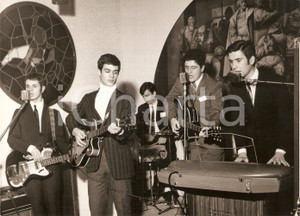 Fotografia d epoca originale 1967 MILANO Helenito HERRERA suona al ristorante DON CHISCIOTTE Foto 18x13 cm 1