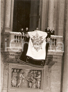 Fotografia d epoca originale 1963 ROMA  SAN PIETRO Rimozione stemmi GIOVANNI XXIII dopo elezione PAOLO VI 1