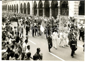 Fotografia d epoca originale 1960 ca GENOVA Via XX Settembre  Corteo antifascista per la festa XXV Aprile 1